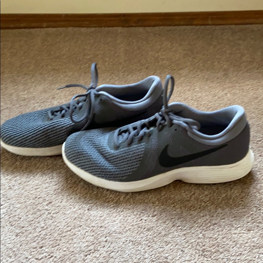 Men’s size 8.5 Nike athletic shoes.